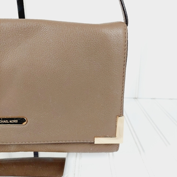 Michael Kors Beverly Leather Oversize Clutch Tan 0015 - Picture 4 of 16